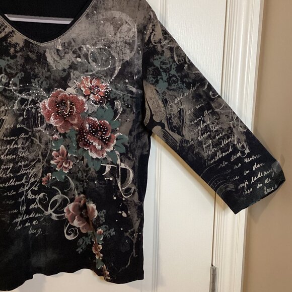 Women's Black Floral Long Sleeve Top 3/4 Sleeves T-Shirt V-Neck Graphic Roses - Picture 2 of 4